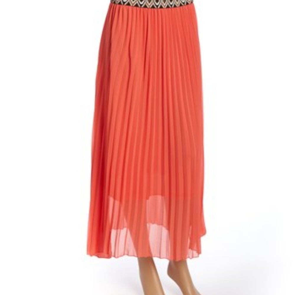 Magic NWT pleated skirt with designed elastic band